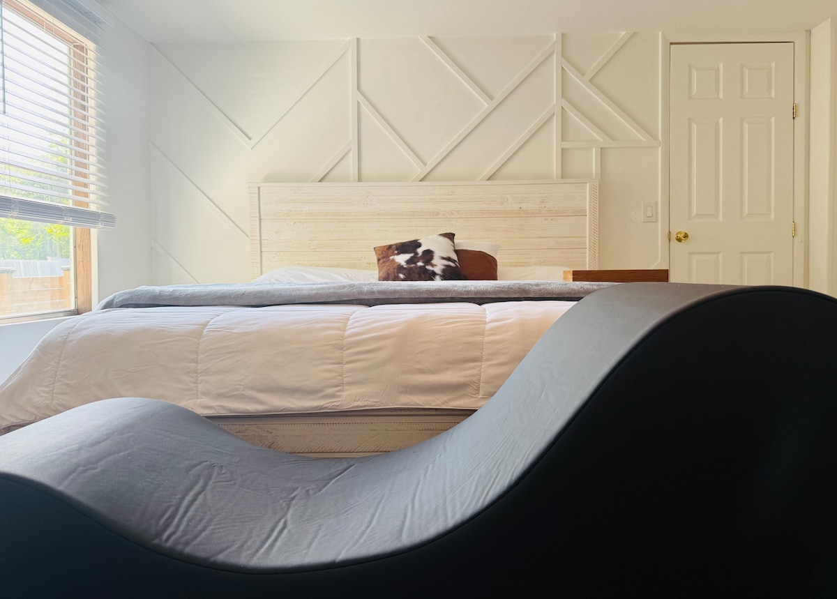 King bed in Chill & Think bedroom