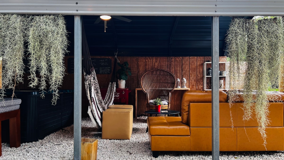 Temple & Glamping under the 120-year oak tree